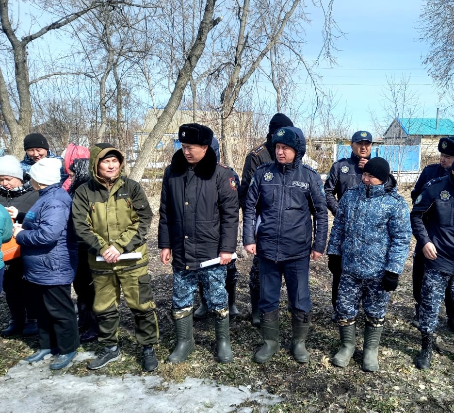 Полицейские и спасатели в СКО заблаговременно эвакуируют людей из зоны  возможных подтоплений - SocialMedia