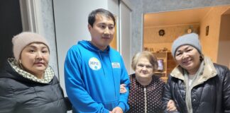 В Петропавловске волонтеры в честь Дня Республики раздавали продукты пожилым людям, пострадавшим в период паводка